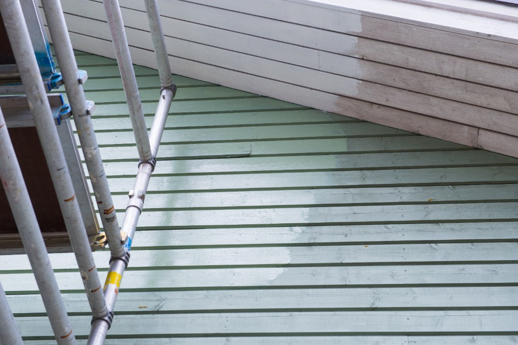 Schilder aan het werk bij een woning in Amsterdam